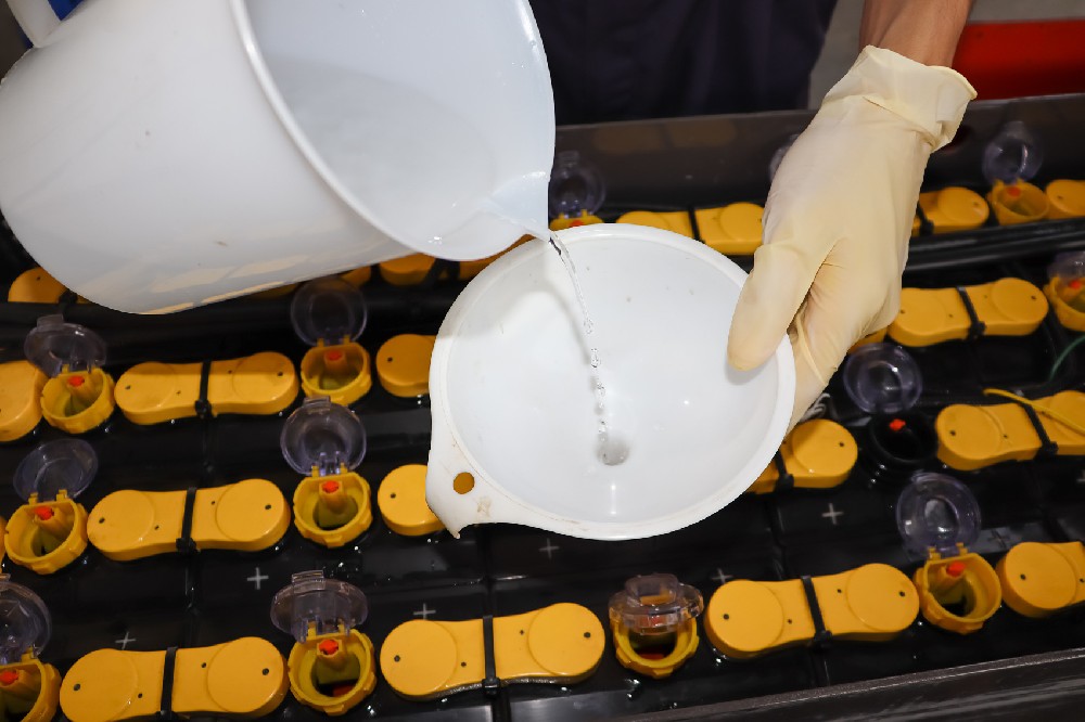 充電前還是充電后，叉車電池應(yīng)該在什么時候加水？