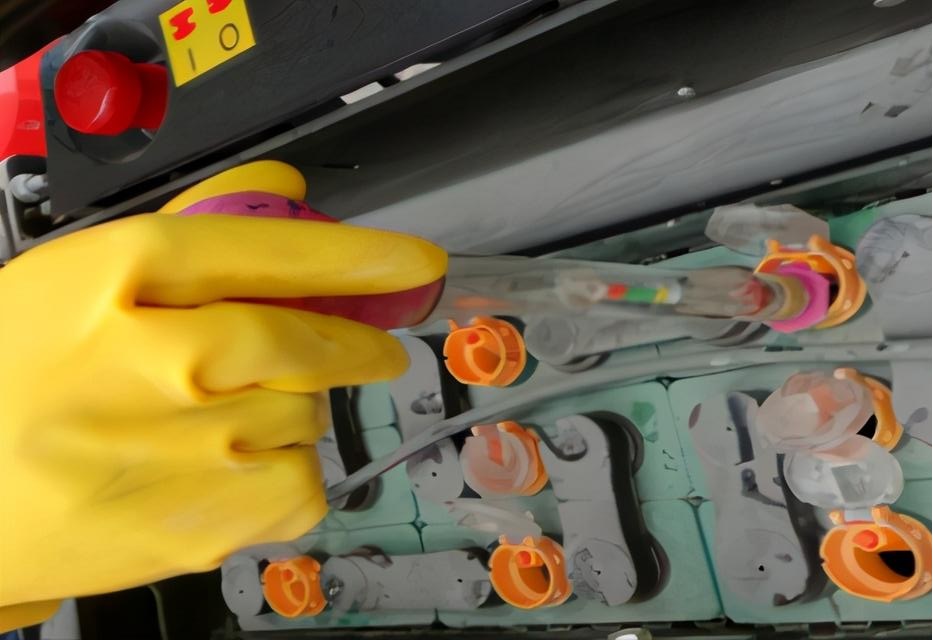 電瓶加修復(fù)液有效果嗎？如何操作？