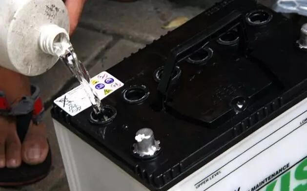 電瓶需要加什么水？如何加水？