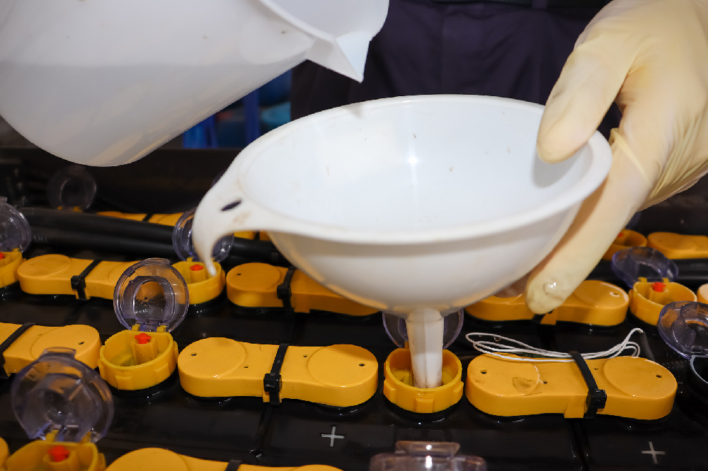 電瓶里面沒水了應(yīng)如何處理？缺水會對電瓶造成何種損害？